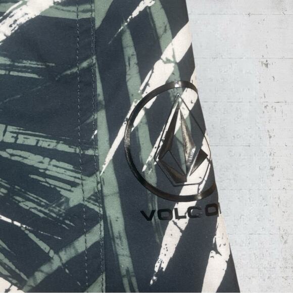 Volcom Men's Manic 2 Boardshort Bamboo 9.5'' Inseam Size 34 Beach Swim Vacation - Picture 4 of 10